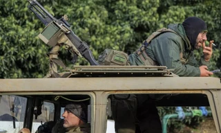 Hai binh sĩ Israel đứng gác tại một vị trí gần biên giới với Li-băng. Ảnh: Reuters.