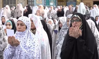 Một lễ cầu nguyện của người Iran. Ảnh: AP.