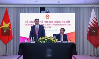 Khói bốc lên từ một khu vực theo hướng Căn cứ Không quân Al Udeid của Mỹ ở Qatar. Ảnh: Gulf News.