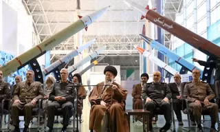Lãnh đạo Tối cao Iran Ali Khamenei gặp gỡ các chỉ huy cấp cao của Lực lượng Vệ binh Cách mạng Hồi giáo. Ảnh: Reuters.