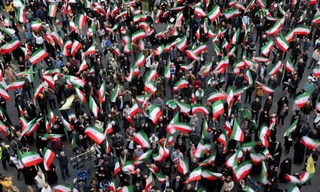 Người biểu tình Iran phản đối các cuộc tấn công của Mỹ và Israel tại Tehran hôm 28/2. Ảnh: Reuters.