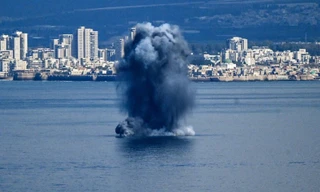 Một vụ nổ trên biển, nhìn từ Haifa, miền bắc Israel, ngày 28/2. Ảnh: Reuters.