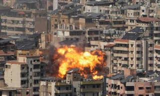 Những chiếc xe đang lưu thông trên đường cao tốc, phía xa là cột khói đen dày đặc bốc lên từ các khu công nghiệp ở thủ đô Doha của Qatar sau các cuộc không kích của Iran. Ảnh: Getty Images.