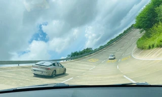 Trải nghiệm ô tô chạy trên đường lòng chảo ở đảo nhiệt đới