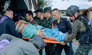 Một binh sĩ Thái Lan bị thương đang được sơ tán khỏi tỉnh Sisaket hôm 11/8/2025 sau cuộc đụng độ dọc biên giới Thái Lan-Campuchia. Ảnh: Getty Images.