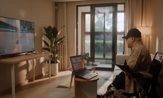 Sau khi được cấy ghép thiết bị BCI vào não, một bệnh nhân không tay không chân kiểu “Sọ Dừa” chơi trò đua xe trên máy tính chỉ bằng ý nghĩ (ảnh do Viện Hàn lâm Khoa học Trung Quốc cung cấp). Nguồn: Xinhua.