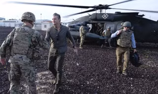 Bộ trưởng Chiến tranh Mỹ Pete Hegseth bắt tay với một binh sĩ Mỹ tại Trung Đông. Ảnh: US Military.