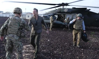 Bộ trưởng Chiến tranh Mỹ Pete Hegseth bắt tay với một binh sĩ Mỹ tại Trung Đông. Ảnh: US Military.