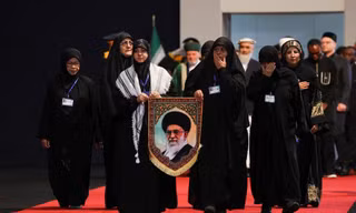 Phụ nữ bày tỏ lòng kính trọng khi đi đến gần quan tài của cố Lãnh đạo tối cao Iran Ali Khamenei và các thành viên gia đình ông, vào ngày các đại biểu quốc tế tham gia lễ tiễn biệt ông Khamenei, tại Đại sảnh Imam Khomeini ở thủ đô Tehran của Iran, ngày 3/7/2026. Ảnh: Reuters.