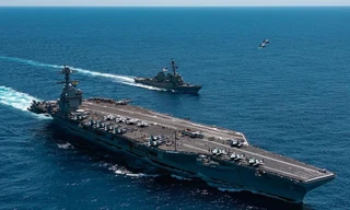 Tàu sân bay USS Gerald R. Ford và tàu khu trục USS Mahan, với hai tiêm kích tấn công F/A-18E Super Hornet bay phía trên, trên Đại Tây Dương. Ảnh: US Navy.