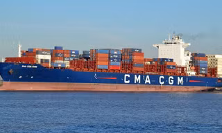 Tàu container mang tên CMA CGM Kribi, treo cờ Malta nhưng thuộc sở hữu của tập đoàn vận tải Pháp CMA CGM, vừa an toàn đi qua eo biển Hormuz. Ảnh: Financial Times.