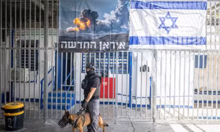 Giám thị làm việc tại một khu giam giữ đặc biệt của Nhà tù Damon dành cho những người Israel bị cáo buộc làm gián điệp cho Iran, tại thị trấn Druze Daliyat al-Karmel, miền bắc Israel. Ảnh minh họa: Times of Israel.