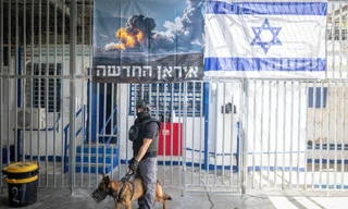 Giám thị làm việc tại một khu giam giữ đặc biệt của Nhà tù Damon dành cho những người Israel bị cáo buộc làm gián điệp cho Iran, tại thị trấn Druze Daliyat al-Karmel, miền bắc Israel. Ảnh minh họa: Times of Israel.