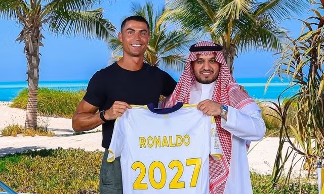 Ronaldo và Chủ tịch Abdullah Al Majid.
