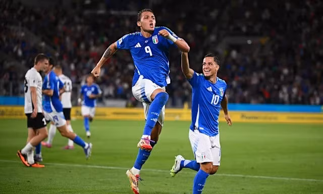 Italia thắng 5-0 trước Estonia.