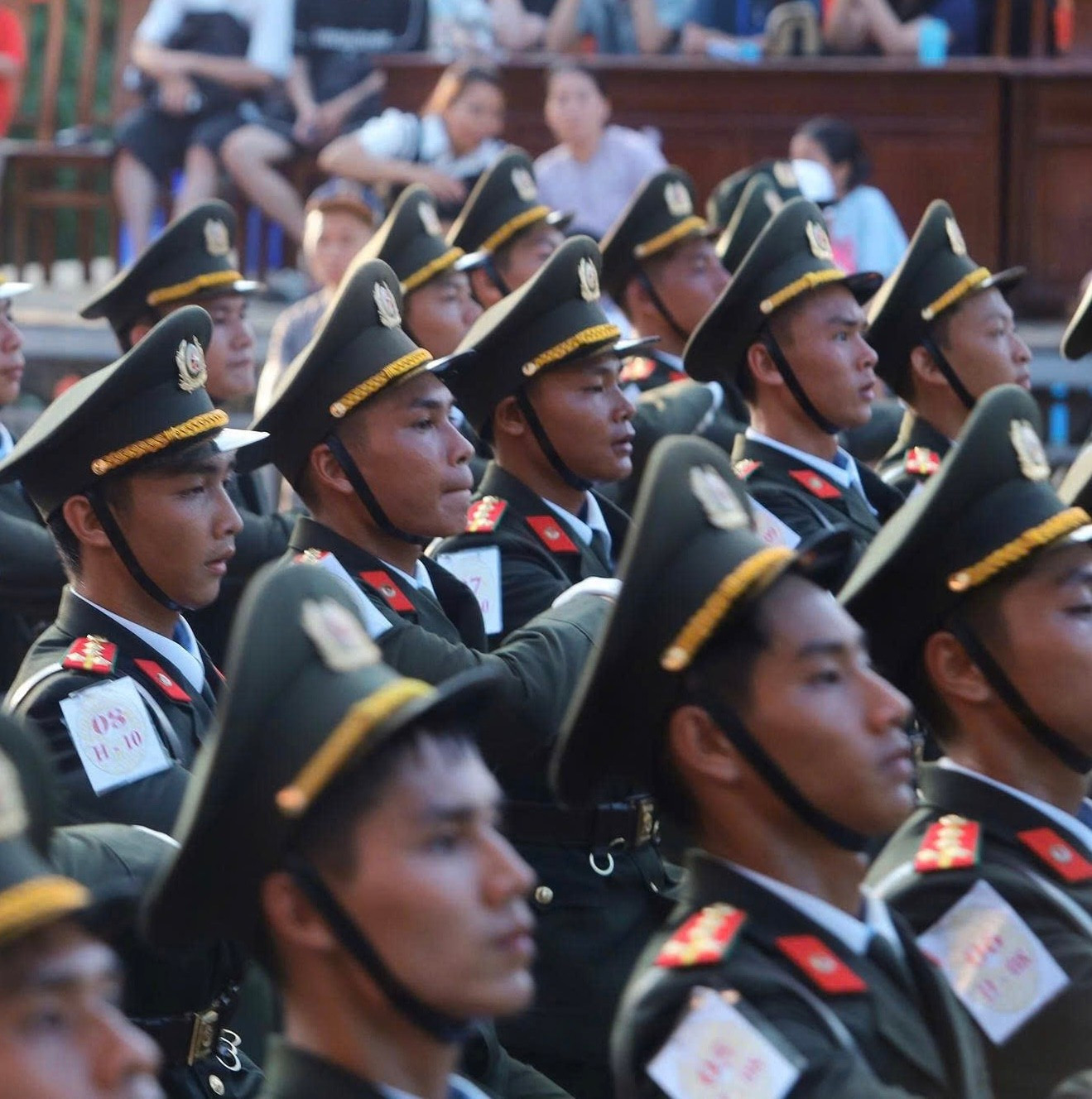 Sơn (hàng hai, thứ hai từ trái qua phải) cùng với các chiến sĩ khác cảm thấy vô cùng tự hào với nhiệm vụ thiêng liêng. anh-3-3-9756.jpg