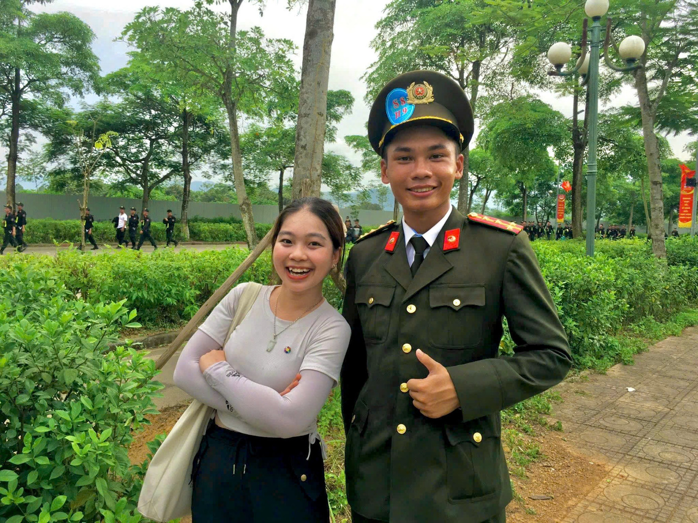 Tú chụp chung với một người lính trong buổi hợp luyện diễu binh. anh-2-8-1985.jpg