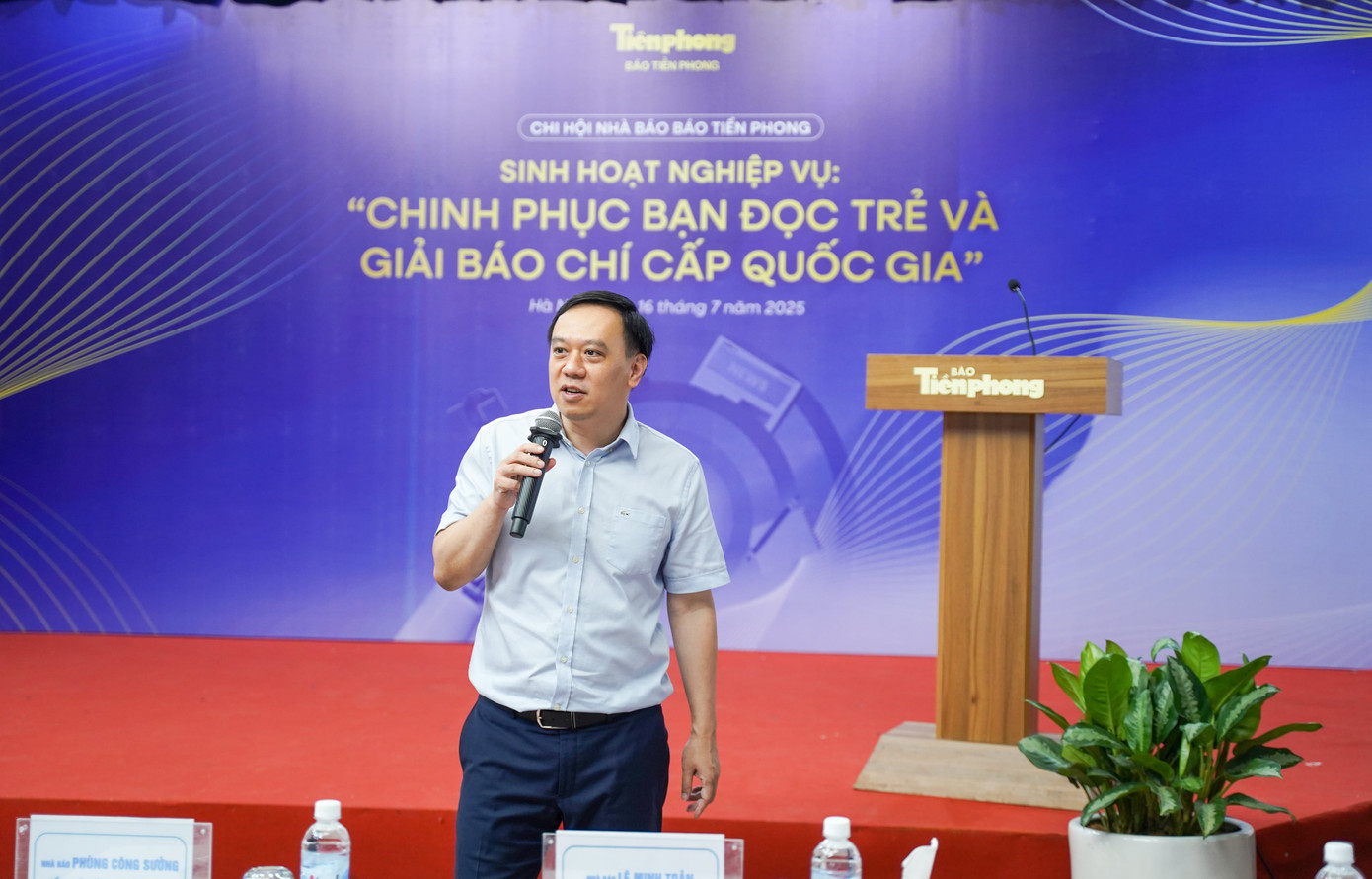 Nhà báo Ngô Việt Anh chia sẻ tại buổi sinh hoạt nghiệp vụ. dca19e39-63f2-4d4e-a037-a5c469044a7d.jpg