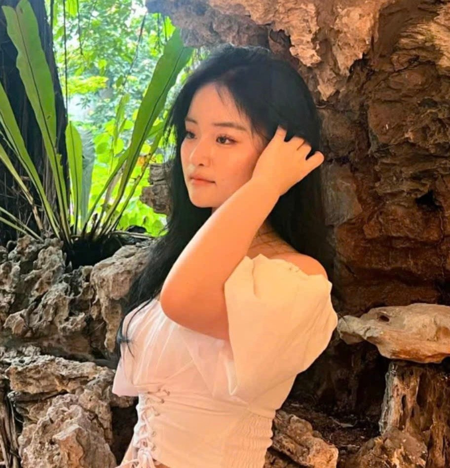 Sức hút của S Line khiến Phương Linh không ngừng tò mò. anh-3-8.jpg