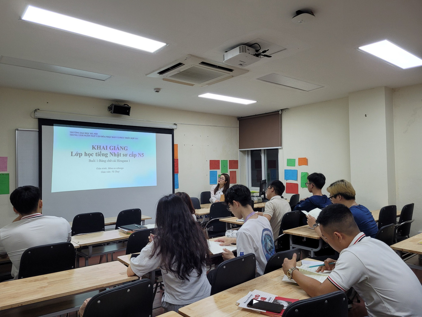 Các bạn sinh viên trong 1 lớp học kì hè tại trường. anh-1-2.jpg