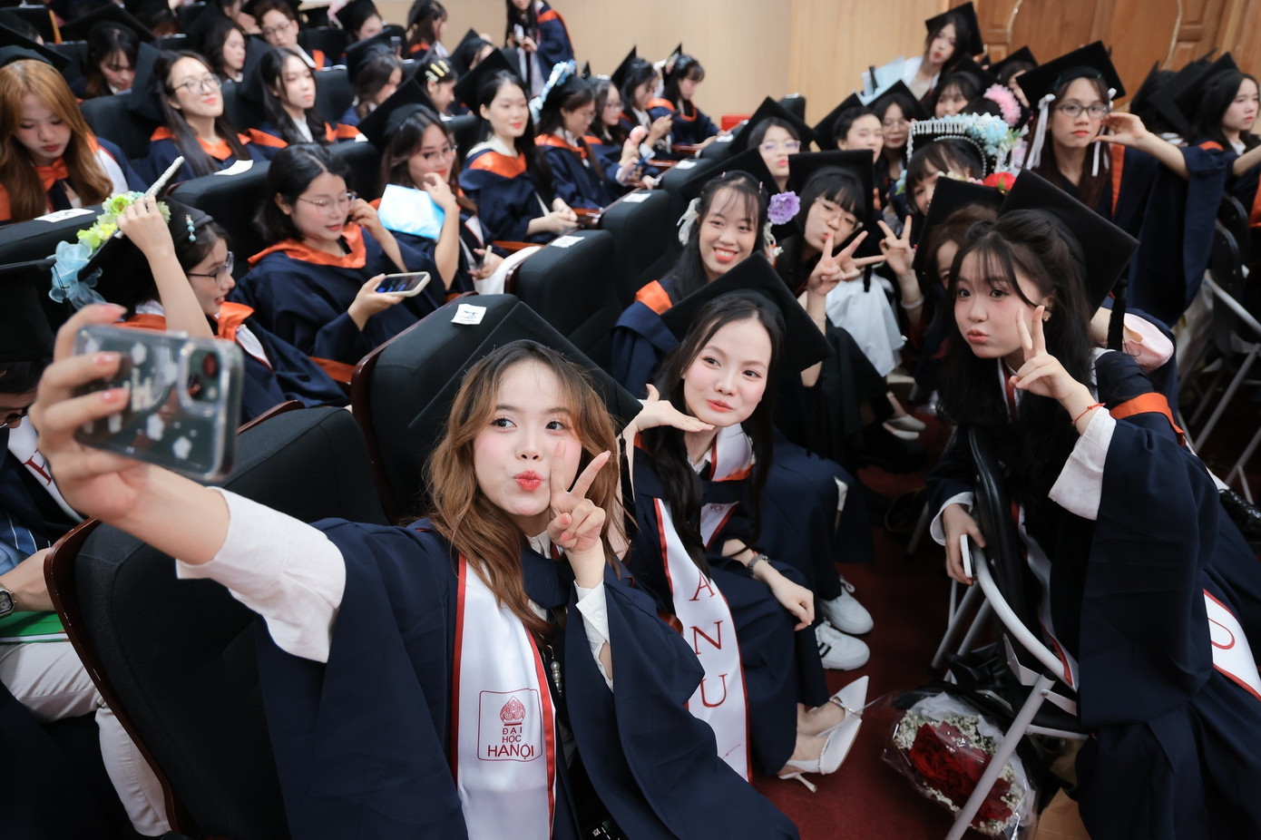Tốt nghiệp đúng hạn là một trong những lí do khiến sinh viên lựa chọn học hè (Ảnh: Fanpage Trường Đại học Hà Nội) anh-2-3.jpg
