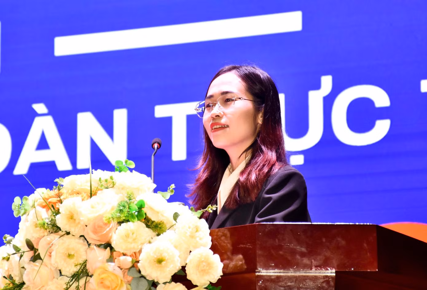 anh-1-dai-uy-pham-khanh-hoa-dai-dien-du-an-chien-dich-khong-mot-minh-lien-minh-niem-tin-so-phat-bieu-trong-chuong-trinh-anh-mai-nghiem.png