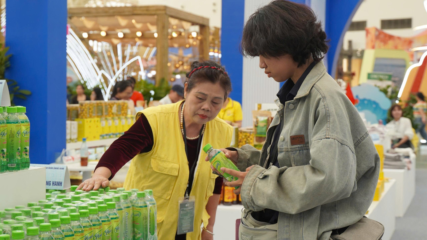 Phương Thảo trải nghiệm những hoạt động độc đáo. z7166314076147-78797ab613cff33cb08ec94f5d368617.jpg