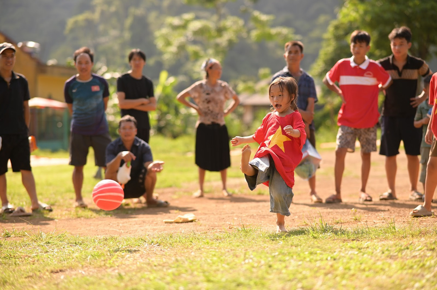 Các em nhỏ tham gia trò chơi đá bóng nhận quà.