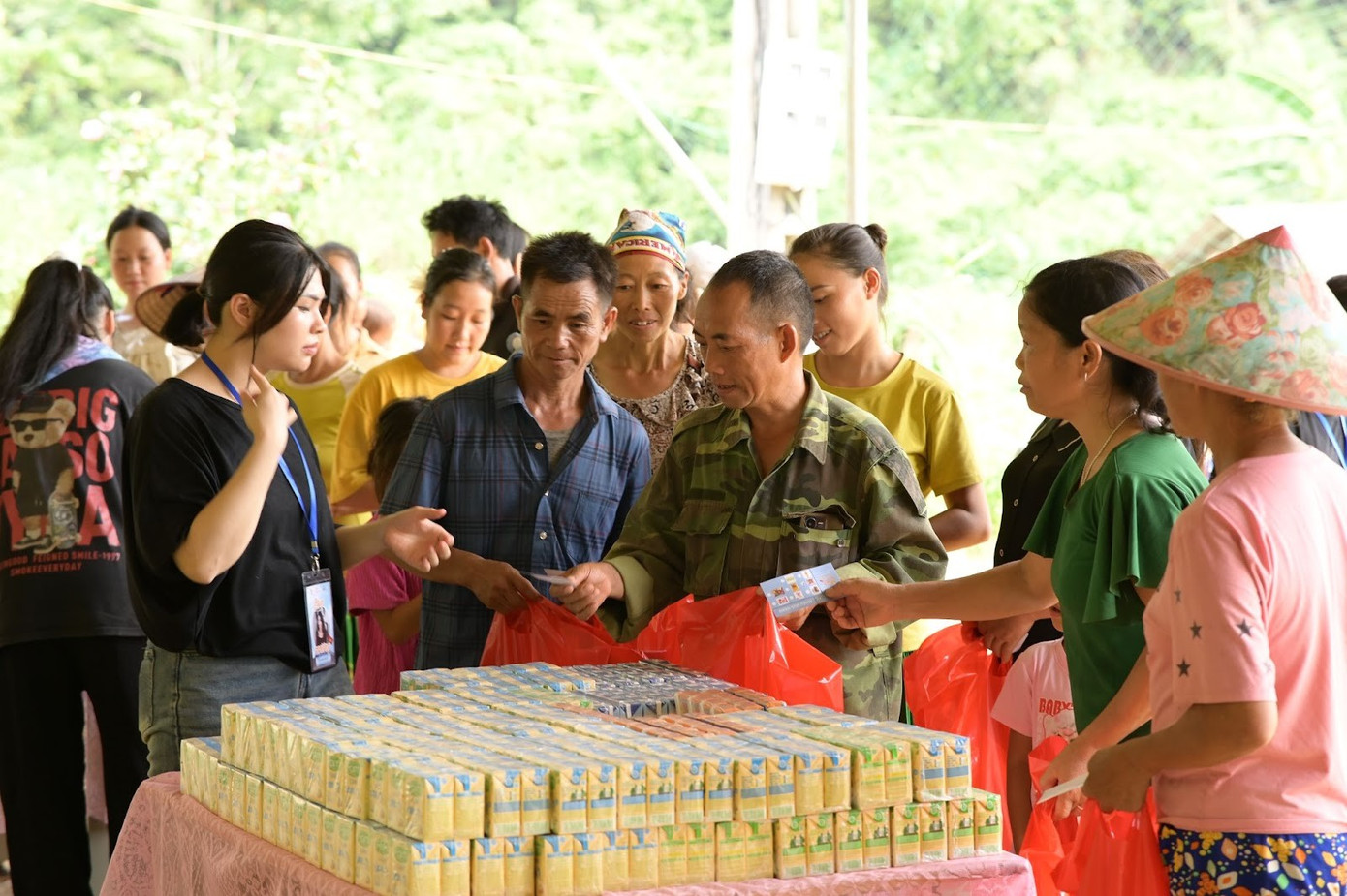 Bà con tới tham gia phiên chợ 0 đồng