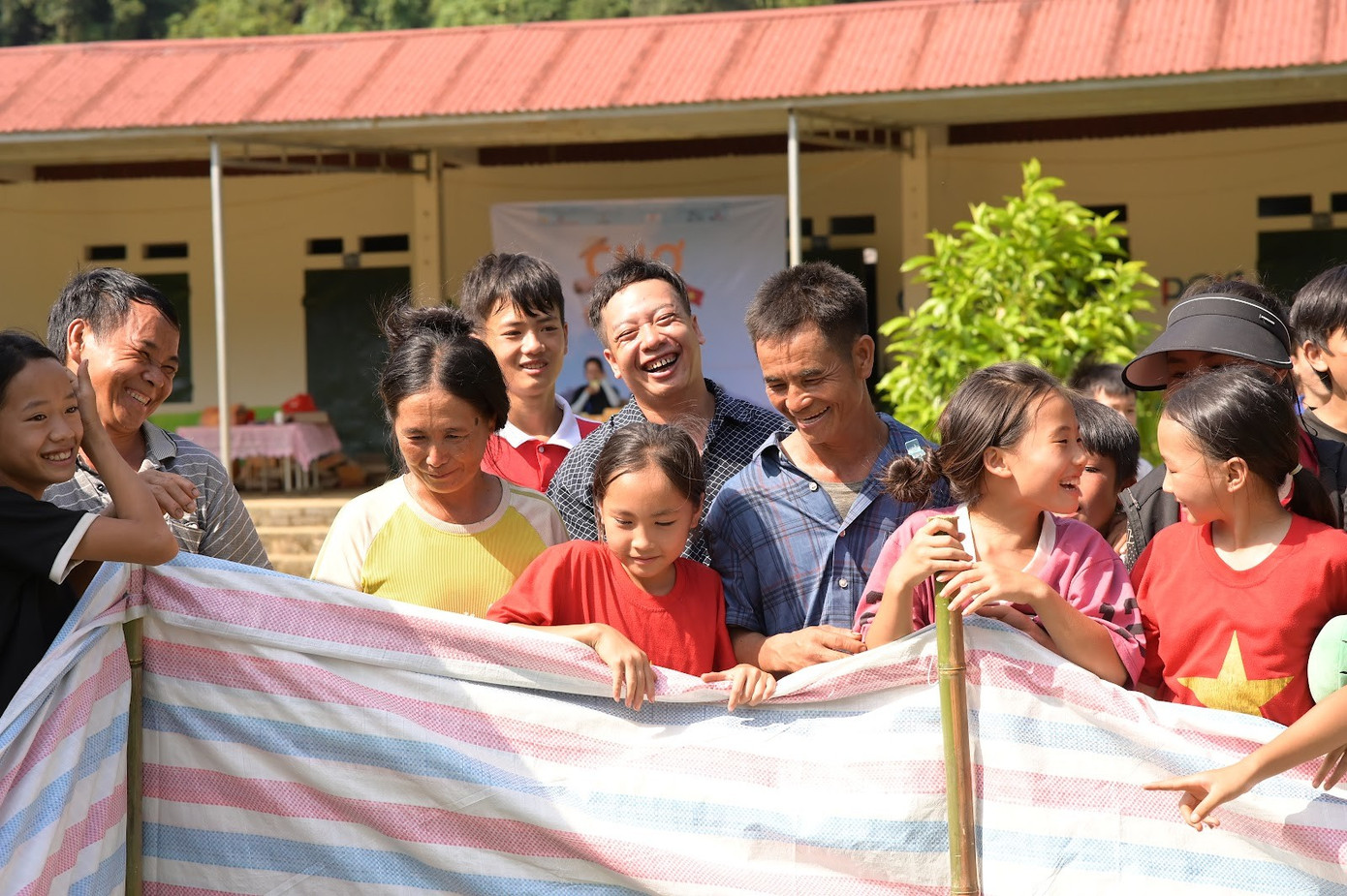 Không khí vui vẻ ở khu vực trò chơi.