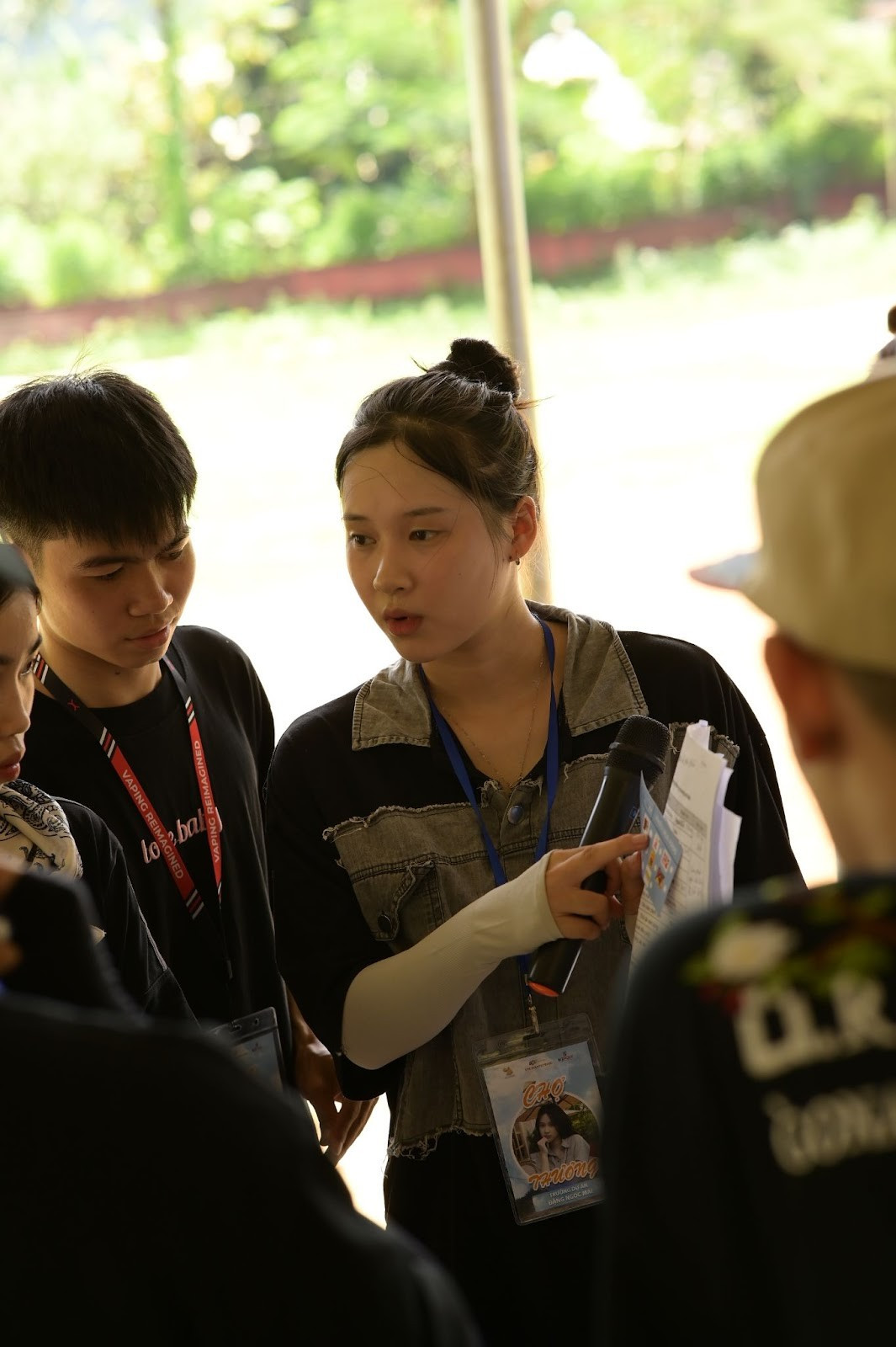 “Chúng mình không chỉ mang theo những món đồ, mà mang theo cả sự quan tâm và tình cảm chân thành. Hy vọng mỗi món đồ trao đi tại phiên chợ này sẽ phần nào giúp đỡ được các bà con còn khó khăn vất vả”, bạn Đặng Ngọc Mai, Trưởng BTC dự án chia sẻ.