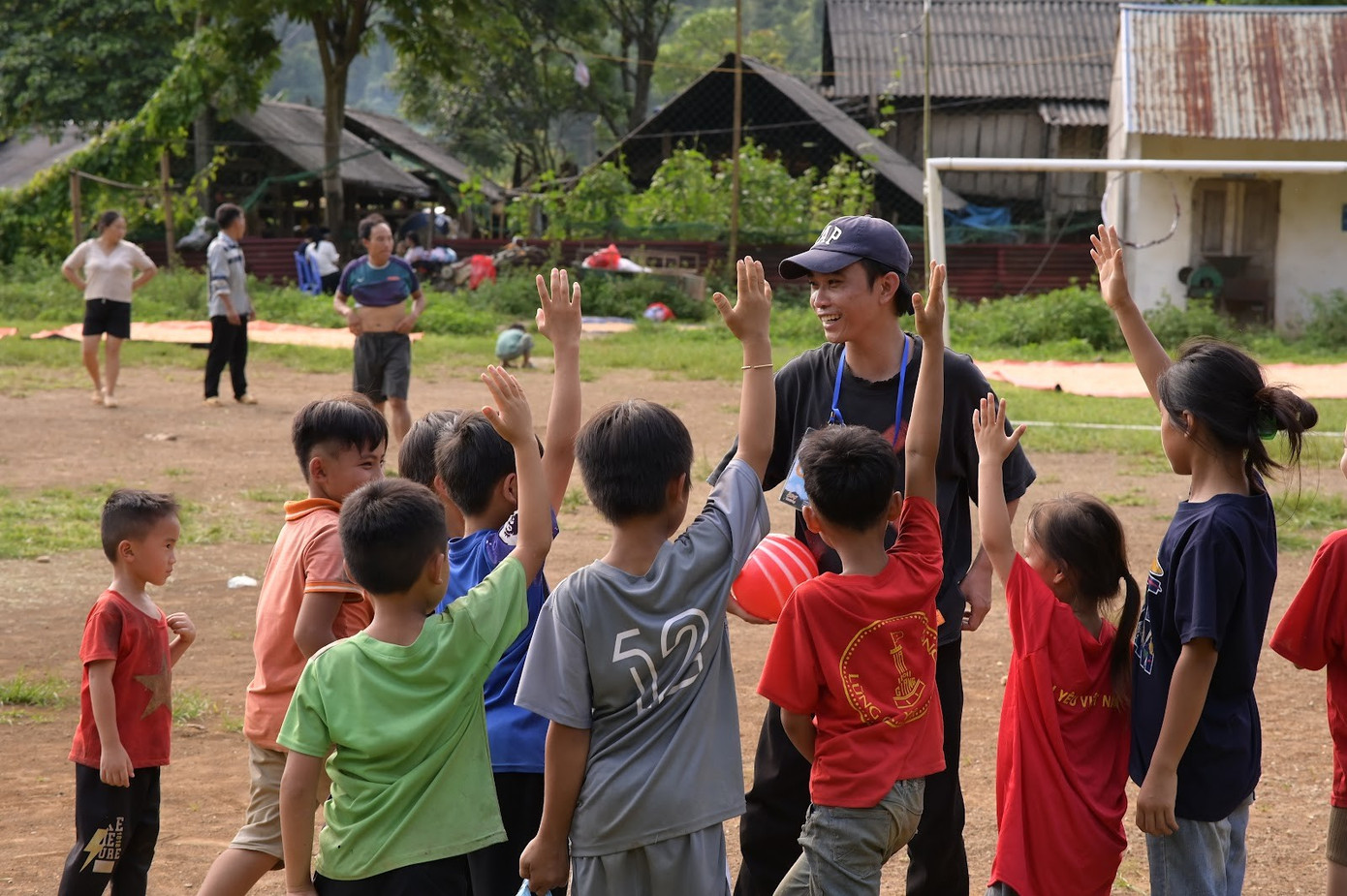 Các em nhỏ vô cùng hào hứng tham gia các trò chơi trong phiên chợ.
