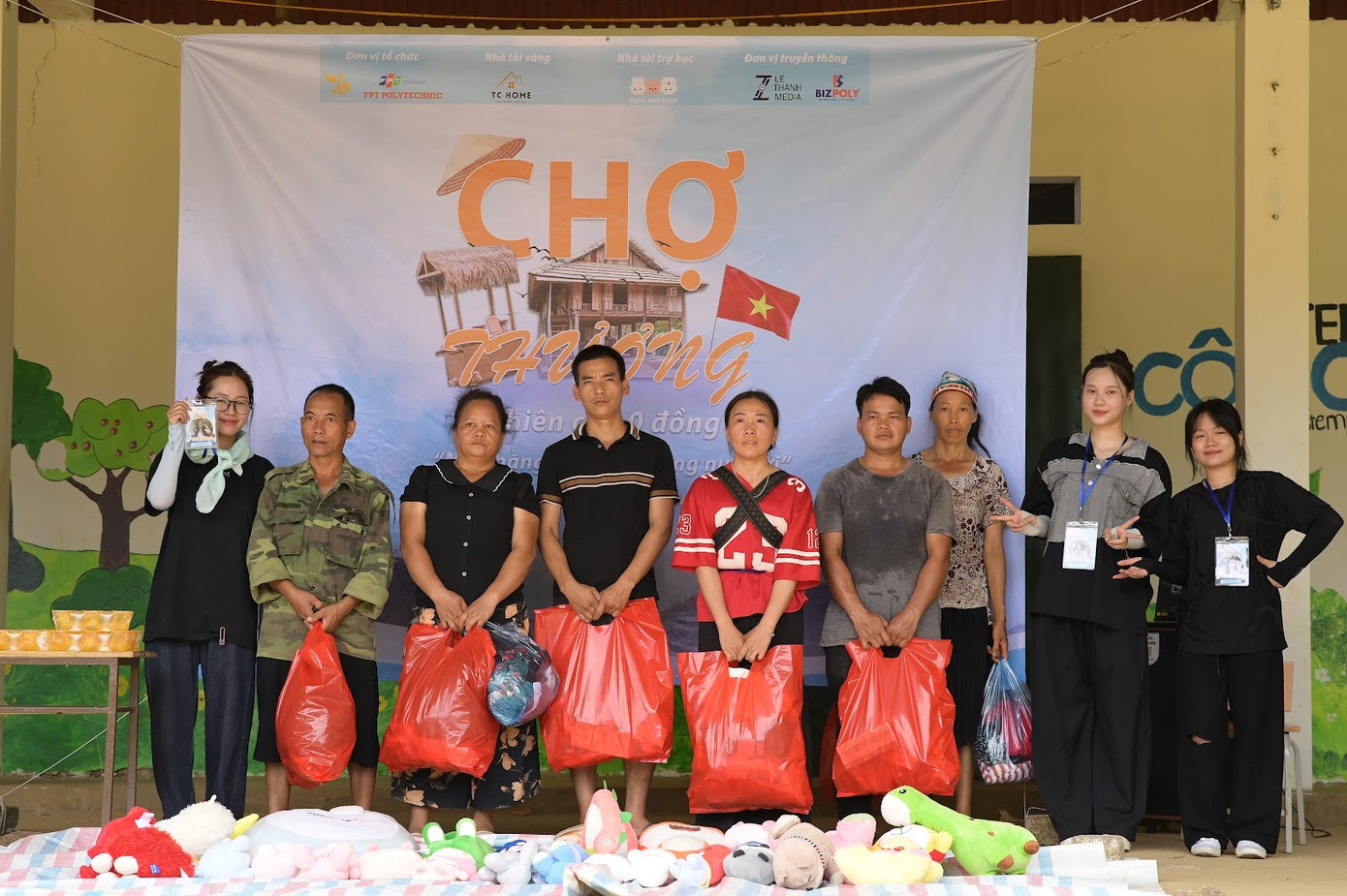 Người dân sau khi mua hàng tại phiên chợ.