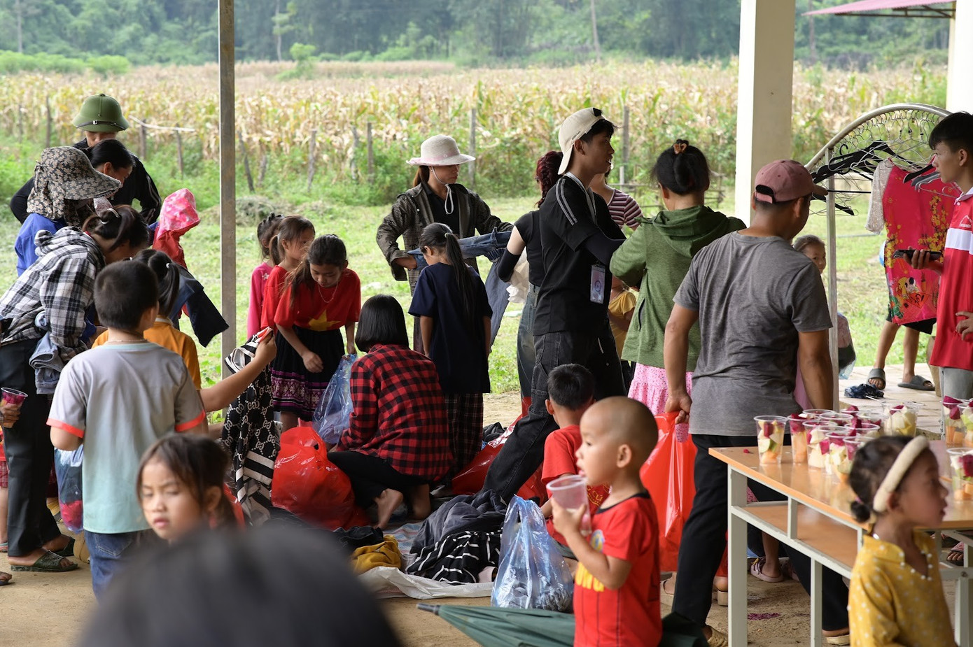 Người dân lựa chọn món đồ cần thiết.