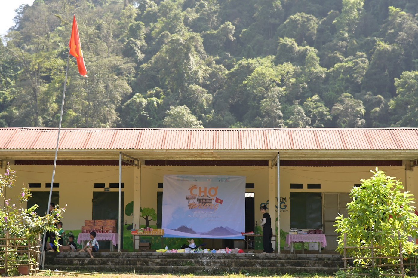 Phiên “Chợ Thương” đã được tổ chức tại điểm trường Lũng Cà, trường tiểu học Lũng Luông, xã Thần Sa, tỉnh Thái Nguyên.