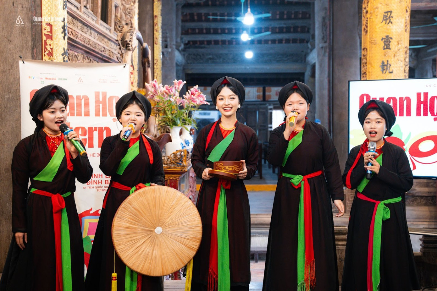 Minh Ngọc (giữa) – “liền chị” Gen Z đồng hành cùng lớp học, kết nối di sản Quan họ bằng cách riêng của người trẻ.