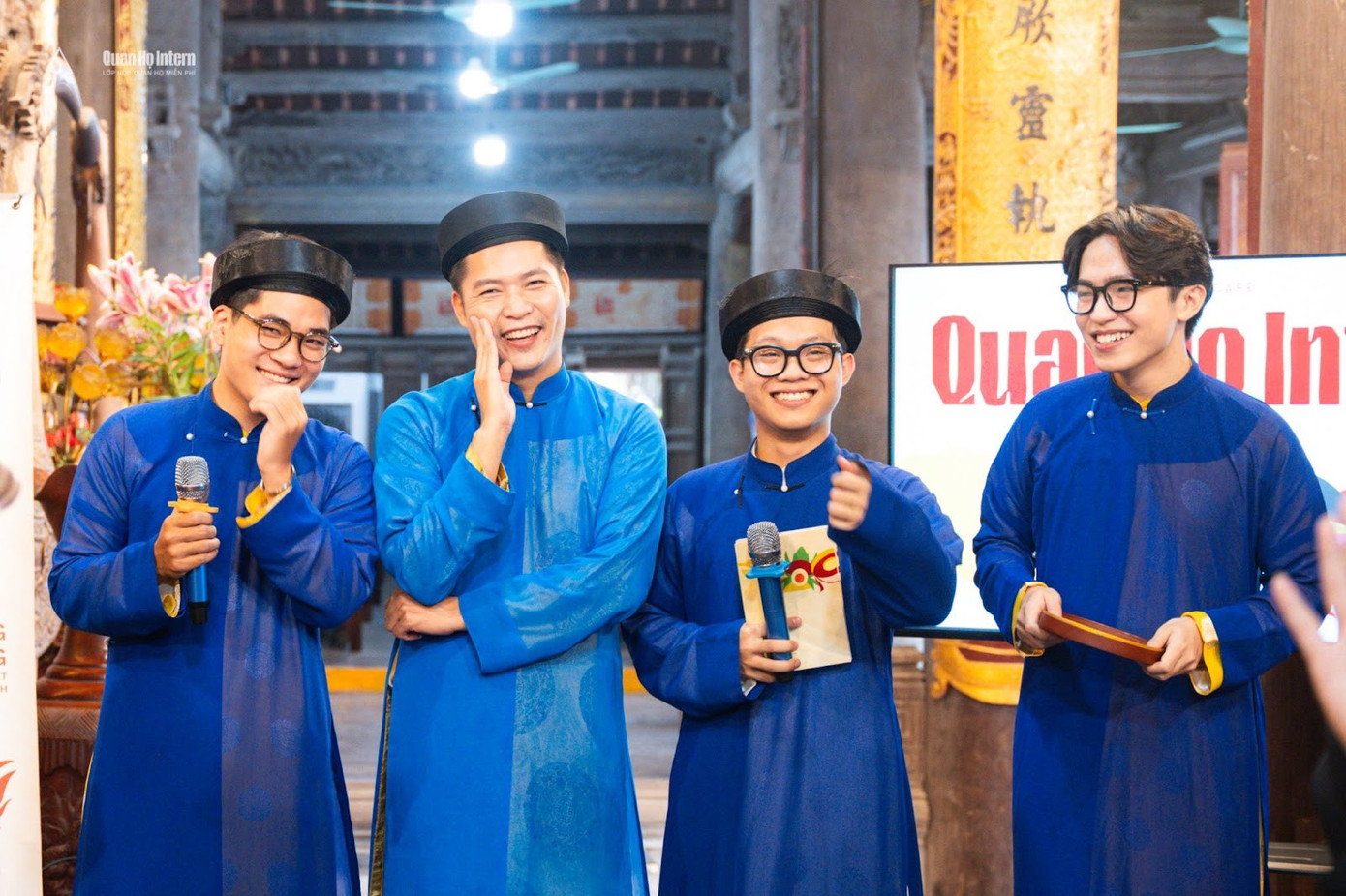 Bùi Quang Huy (thứ ba từ trái qua) , cùng thầy và các bạn trong buổi học dân gian với sự kết nối tràn ngập tiếng cười.