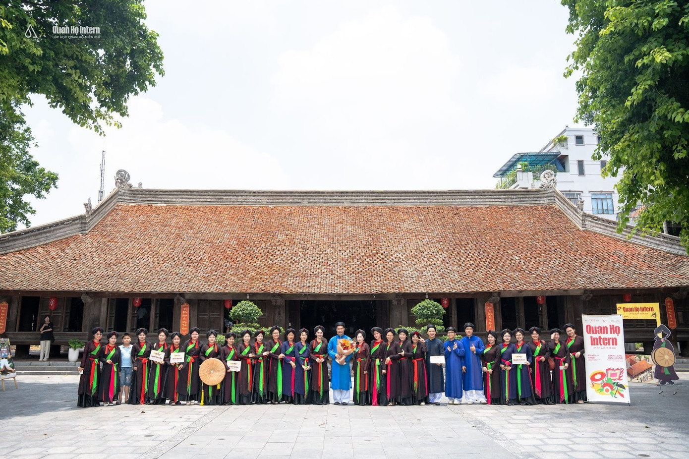 Lớp Quan họ Intern hè 2025 chụp ảnh kỷ niệm tại Đình Bảng (Từ Sơn, Bắc Ninh) – nơi di sản được tiếp nối bởi thế hệ trẻ.