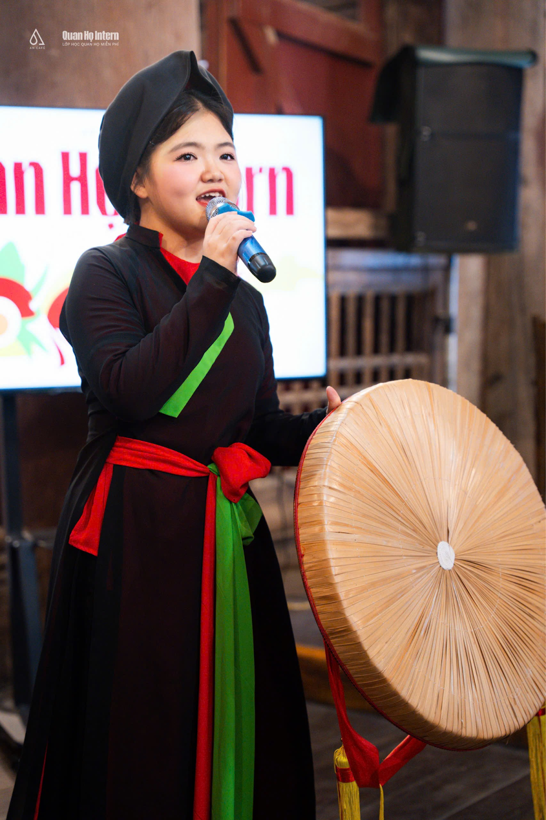 Trần Thu Hằng (18 tuổi) – từ “hiểu” đến “hát”, từ say mê giai điệu Quan họ qua từng lời ca
