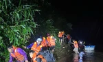 Cứu 6 người dân Quảng Trị mắc kẹt trong rừng giữa lũ dữ