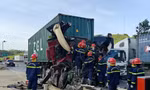 Thanh Hóa: Cắt cabin xe đầu kéo đưa thi thể tài xế ra ngoài 
