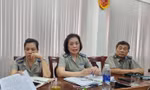 Bà Lan ngồi giữa trong một lần làm việc với báo chí.