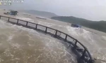 VIDEO: Gió giật cấp 12, sóng dữ đánh trôi nhiều lồng bè nuôi cá ở Quảng Trị 