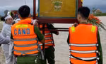 Tình quân dân ấm áp trong tang lễ giữa biển nước ở Quảng Trị