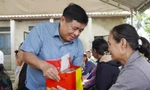 Phó Thủ tướng Nguyễn Chí Dũng thăm, tặng quà người dân vùng lũ Quảng Trị 