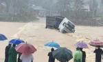 Xe tải bị lũ cuốn trôi, tài xế mất tích khi cố vượt ngầm tràn ở Quảng Trị 