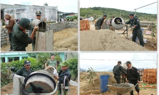 Lực lượng Công an tỉnh Lâm Đồng và Công an xã hỗ trợ người dân xây nhà.