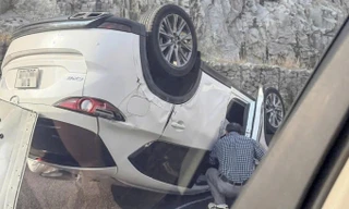 Ô tô lật trên cao tốc Phan Thiết - Dầu Giây