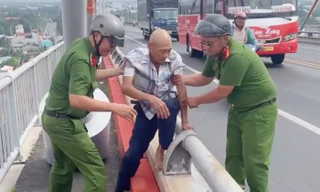 Lực lượng Công an vận động và đưa người đàn ông về trụ sở công an.