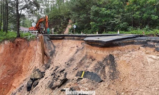 Cận cảnh hàm ếch sâu hơn 30m tại điểm sạt lở trên đèo Mimosa 